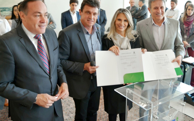 Lara assina convênios de R$ 3,3 milhões para novas obras e investimentos