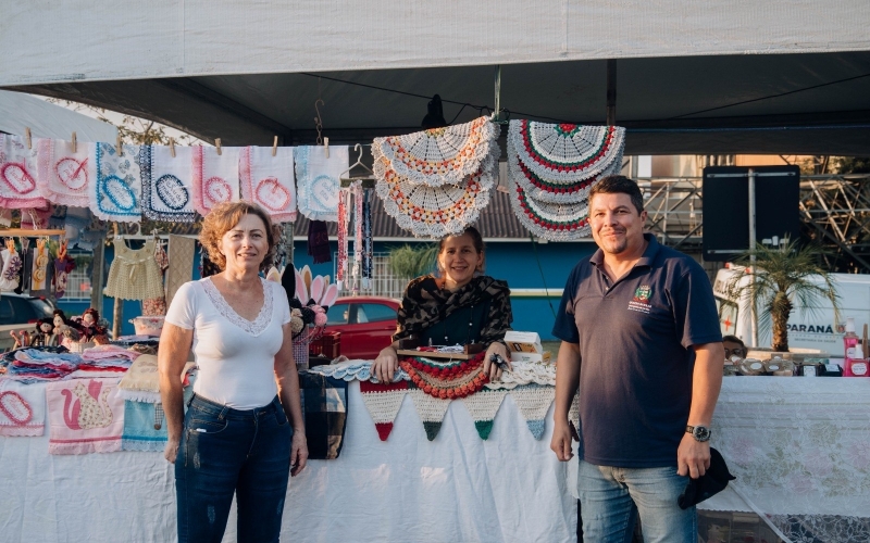 Feira Noturna movimenta a Praça Raulino Alves Cordeiro com opções de artesanato e gastronomia