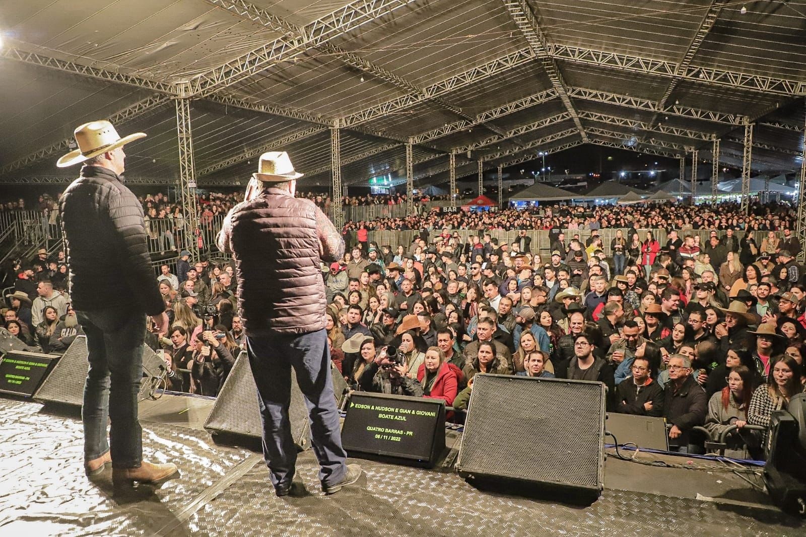 LUCCAS NETO COMEMORANDO SEU ANIVERSÁRIO E ABRINDO PRESENTES! 