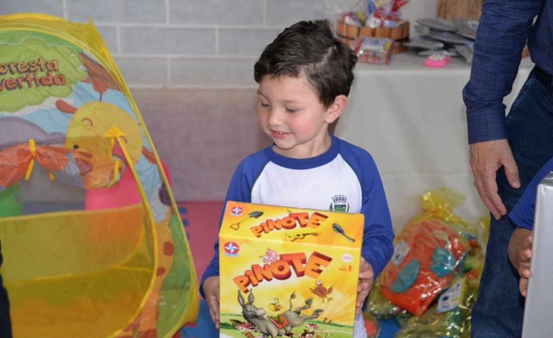 Escolas e CMEIs celebram o Dia das Crianças; programação incluiu gincanas, brincadeiras e entrega de presentes