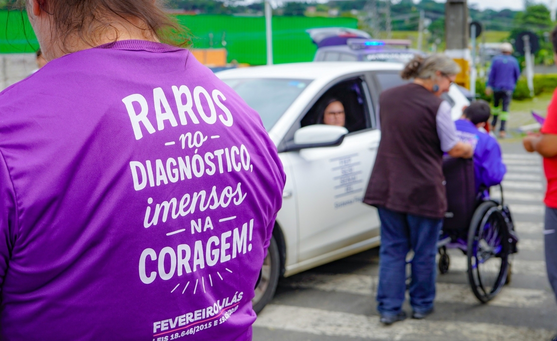 Fevereiro Roxo: blitz conscientiza população sobre as doenças raras 