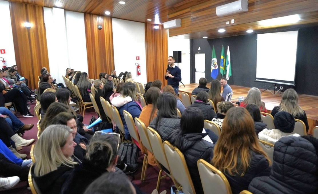 Quatro Barras realiza a I Conferência do Plano Municipal de Educação 