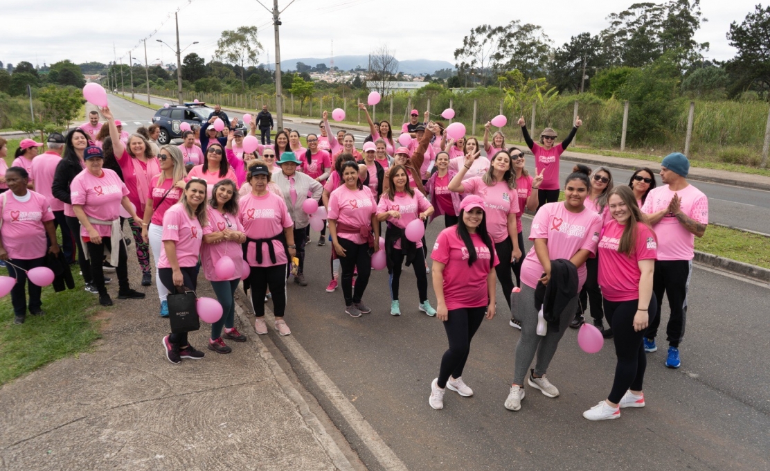Outubro Rosa mobiliza mais de 100 participantes em caminhada no Menino Deus