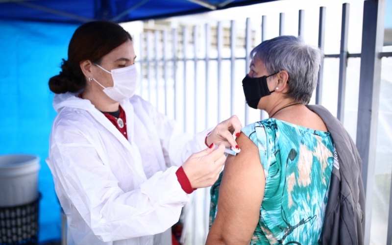 Quatro Barras ultrapassa as 10 mil doses aplicadas de vacinas contra a Covid-19 e esclarece sobre uso da xepa