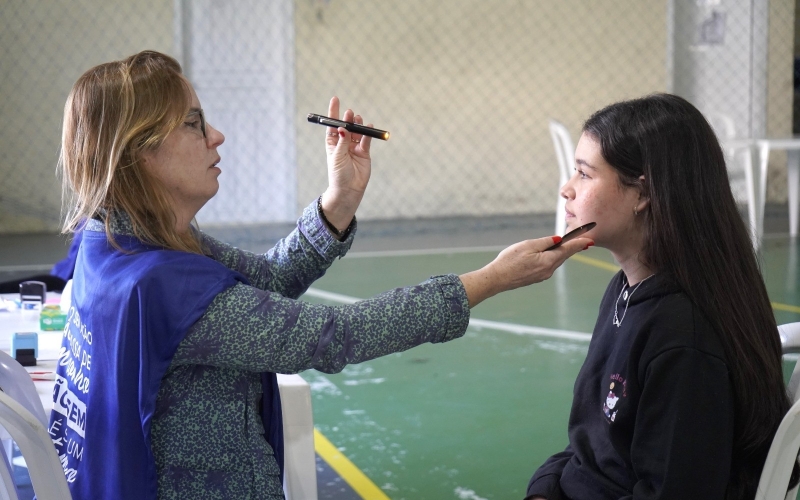Alunos da rede municipal e estadual recebem avaliação oftalmológica para examinar saúde visual