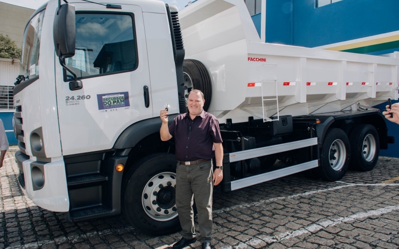 Quatro Barras recebe novo caminhão para ampliar programas de manutenção viária