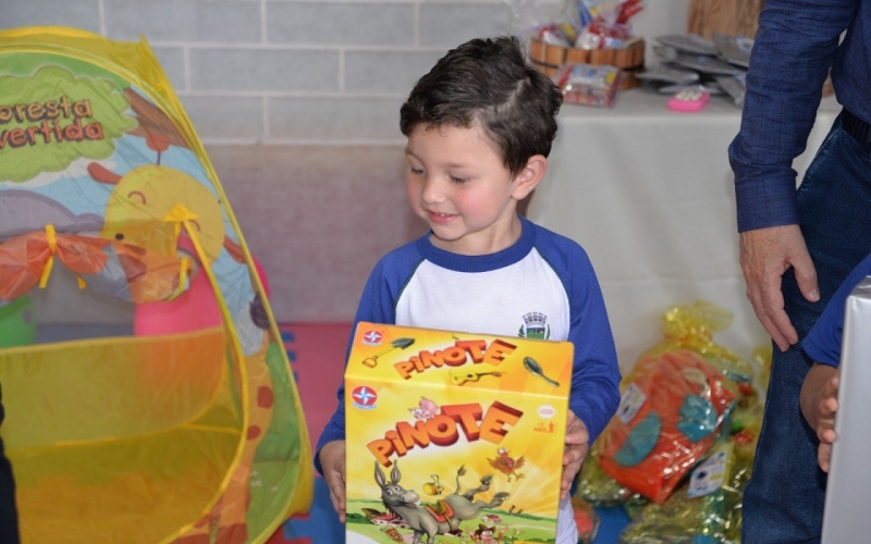 Escolas e CMEIs celebram o Dia das Crianças; programação incluiu gincanas, brincadeiras e entrega de presentes