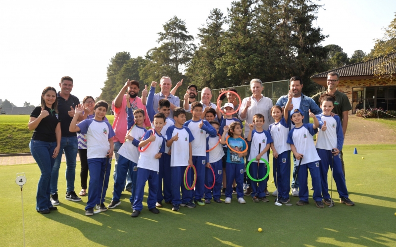 Parceria com Clube Curitibano oferece aulas gratuitas de golfe a alunos da rede municipal de ensino