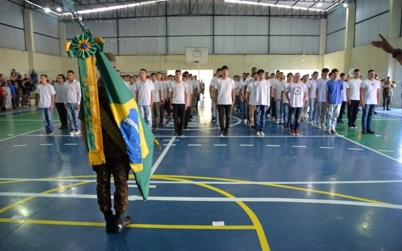 Mais de 140 jovens fazem juramento à bandeira e são dispensados do Serviço Militar
