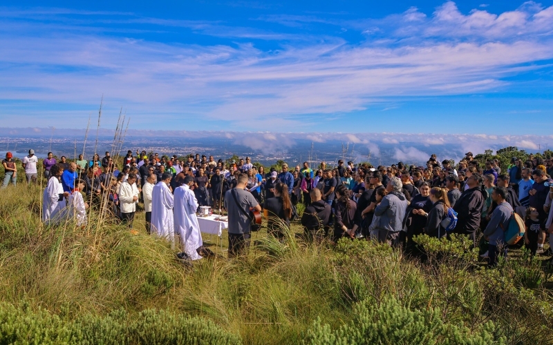 Mantendo tradição de décadas, Missa da Paz reúne moradores em oração no cume do Morro Samambaia