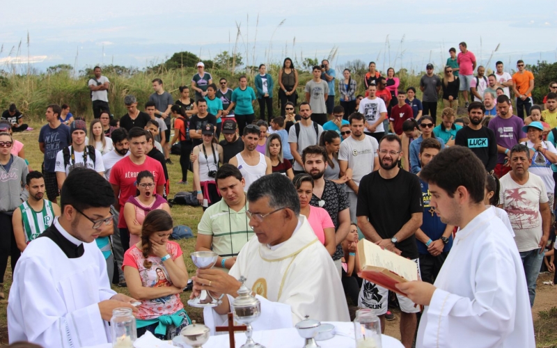 Missa da Paz leva mais de 500 fieis ao Morro do Samambaia
