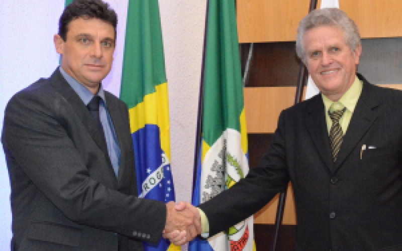 Angelo Andreatta e Roberto Adamoski são empossados prefeito e vice-prefeito de Quatro Barras