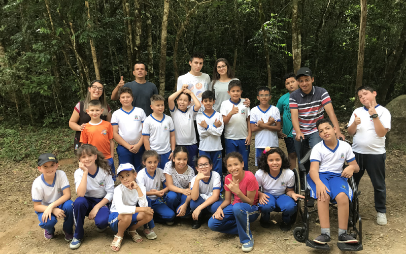 Plantio de Araucárias pelos alunos da escola Rui Valdir finaliza projeto ambiental 